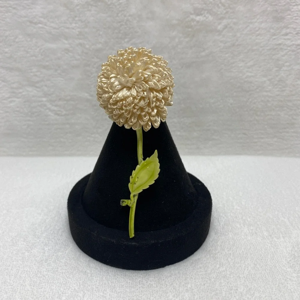 Vintage Chrysanthemum Flower Brooch Pin Enamel Green Leaf‎ Stem